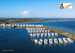 Schwimmendes Ferienhaus Antares One by Seeblick Ferien ORO, rundum Wasser, Sauna in Olpenitz